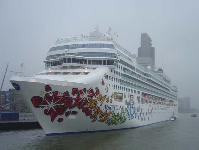 Cruiseschip ms Norwegian Gem van Norwegian Cruise Lines aan de Cruise Terminal Rotterdam